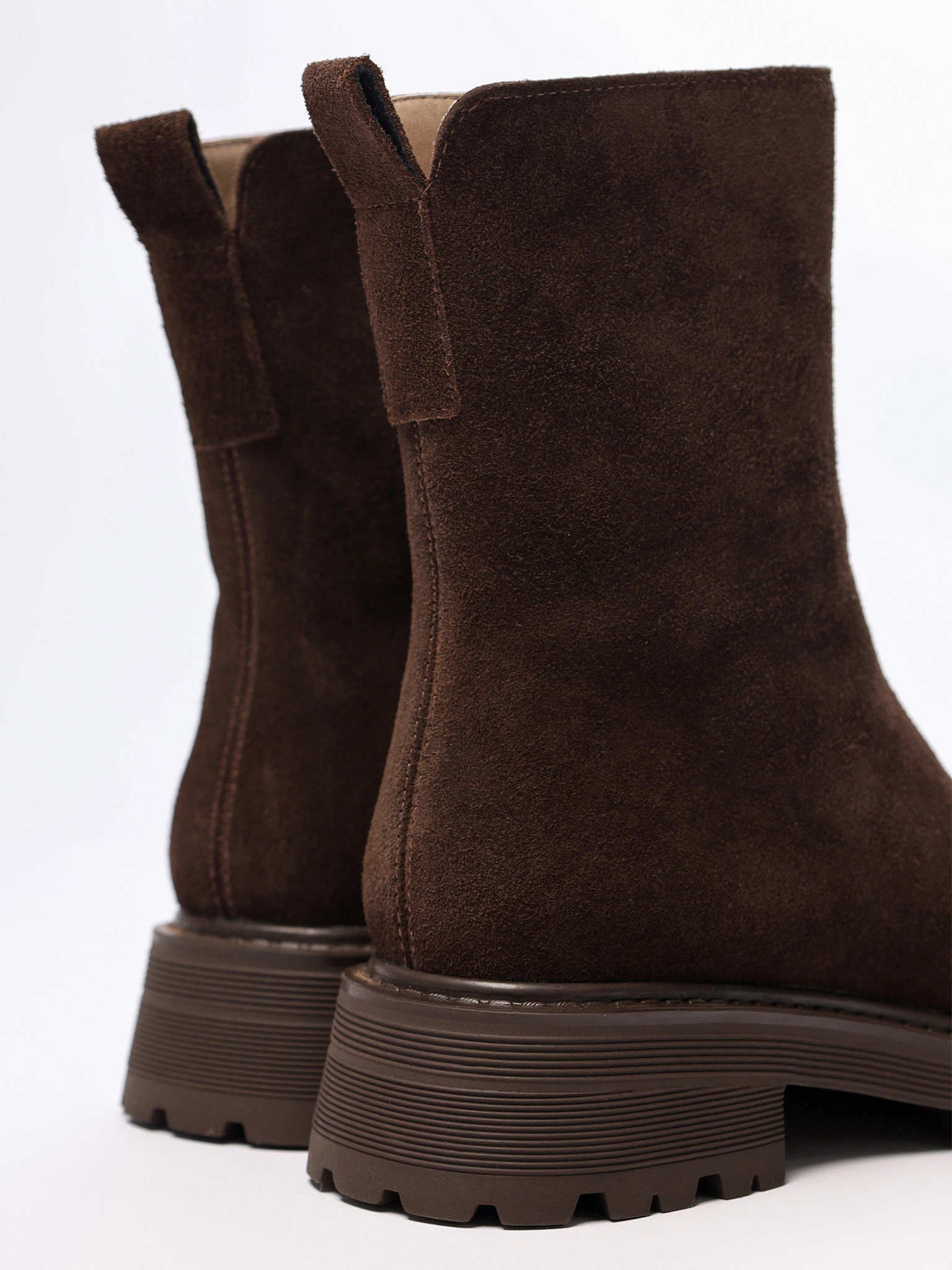 Ботинки темно-коричневого цвета из рельефной подошве